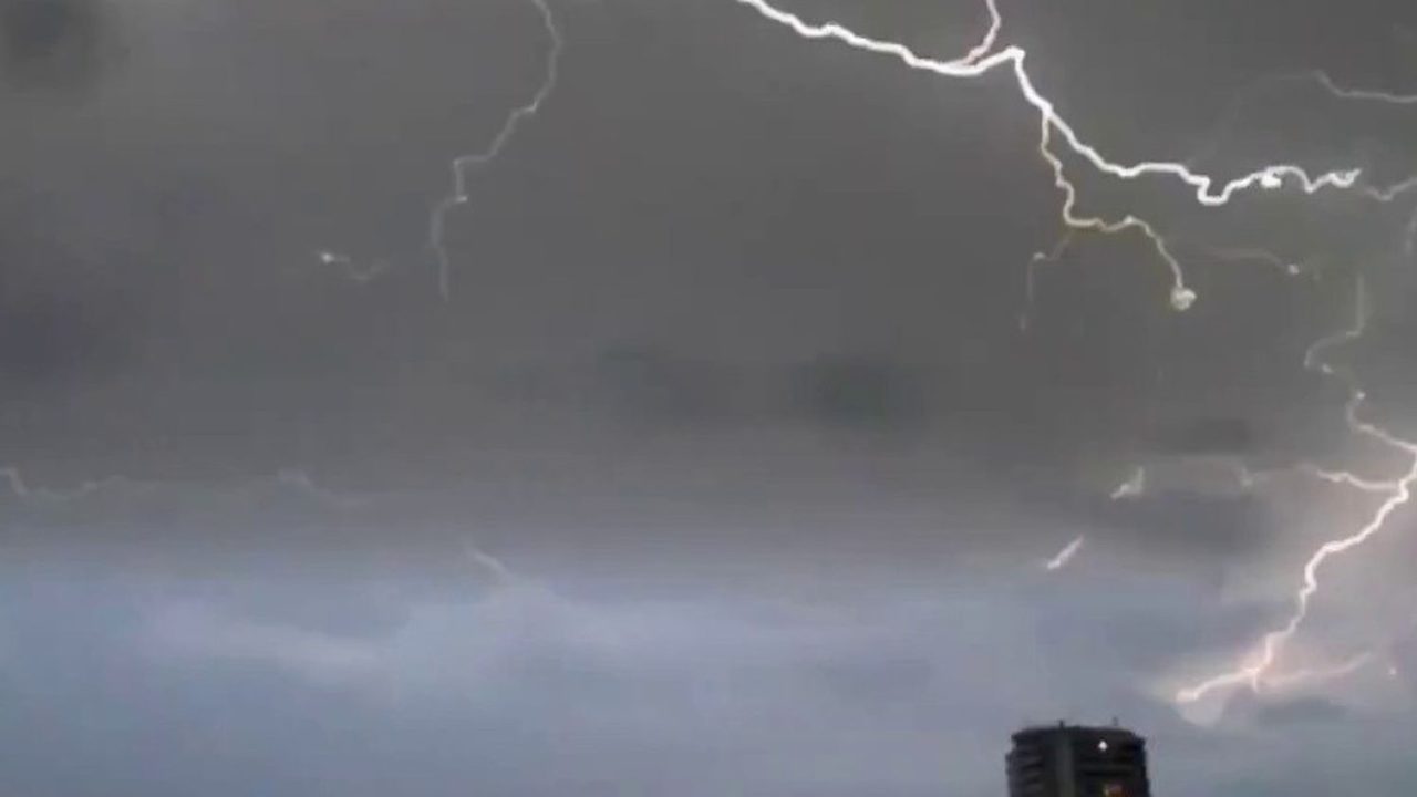 découvrez les ravages causés par une nuit orageuse en france, où des tempêtes violentes ont laissé derrière elles destructions et désolation. plongez dans le récit des événements marquants et des témoignages des victimes.