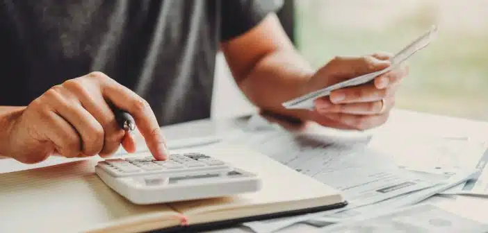 découvrez comment votre score de crédit peut influencer le montant de vos primes d'assurance et obtenez des conseils pour améliorer votre situation financière.