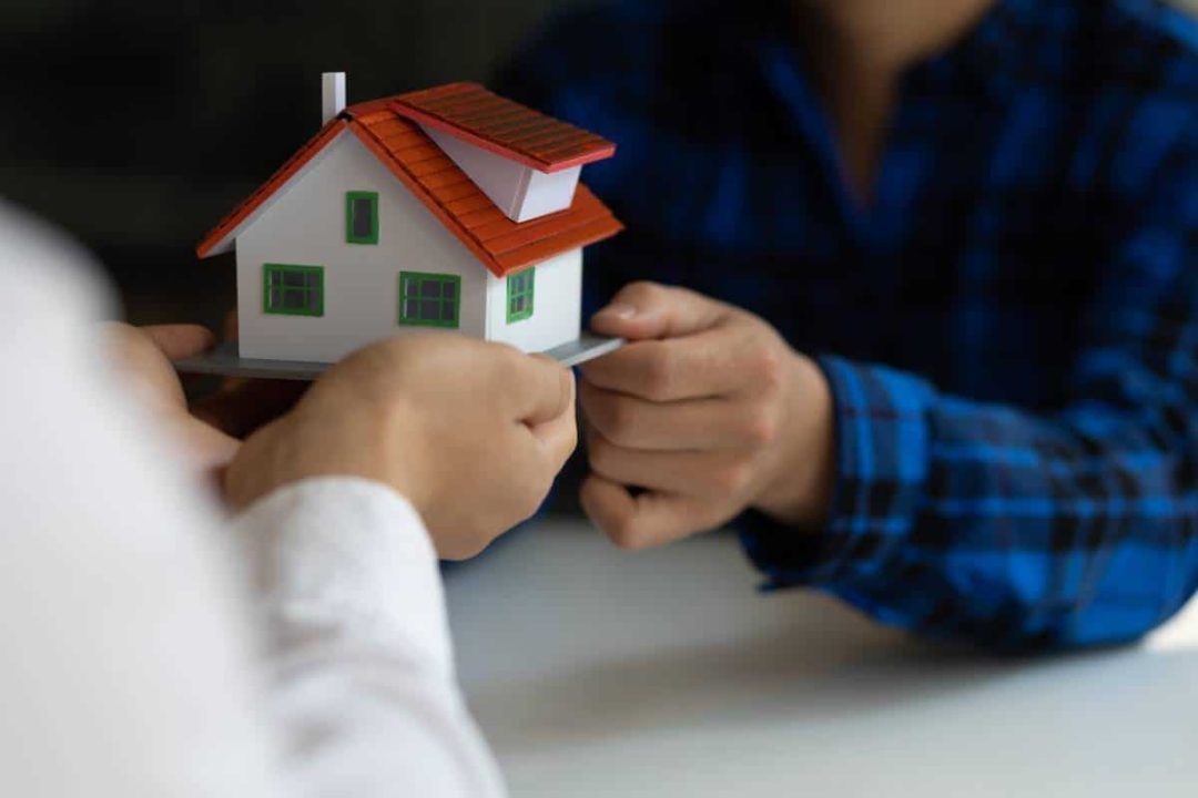 découvrez comment le choc de l'assurance habitation bouleverse le marché immobilier et impacte les propriétaires et acheteurs.