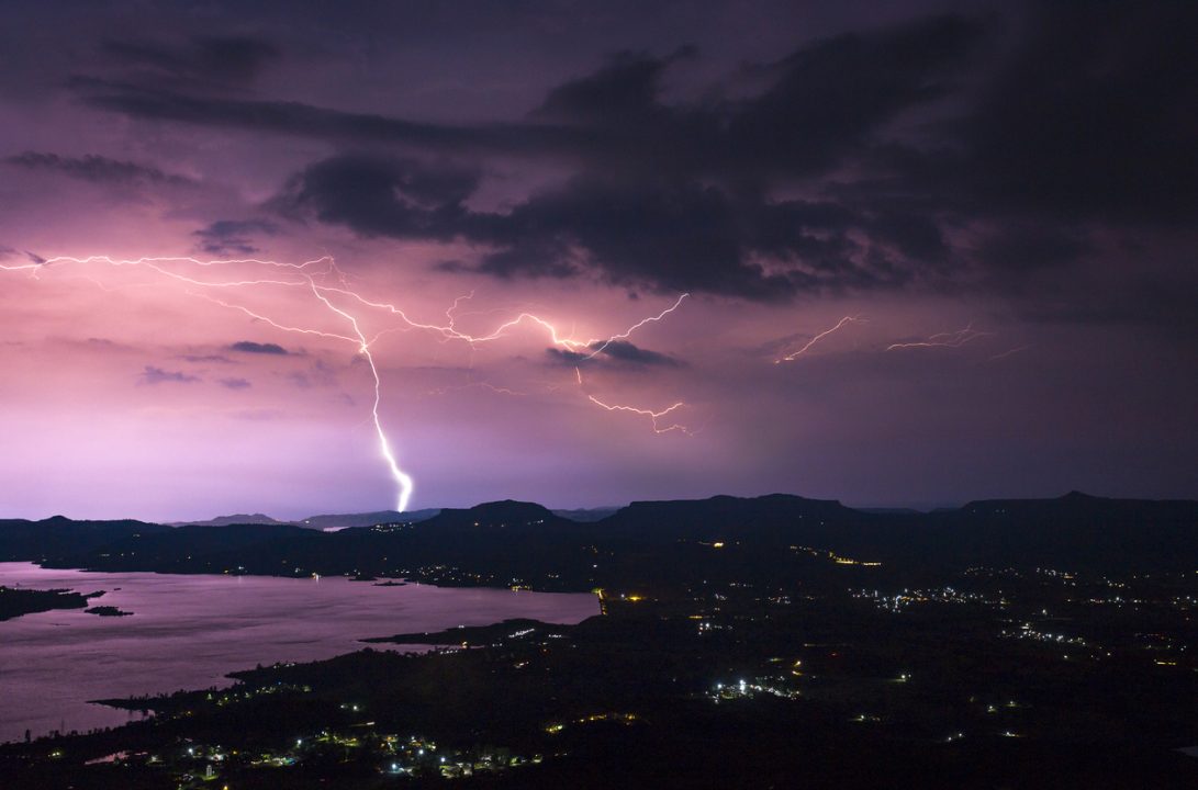 découvrez pourquoi les tarifs de l'assurance habitation augmentent en raison du changement climatique et comment cela impacte votre protection.