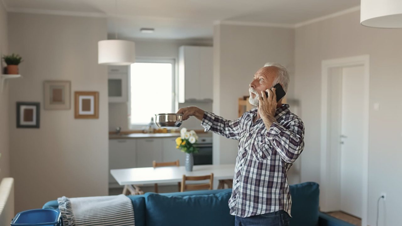 découvrez pourquoi les primes d'assurance habitation augmentent et comment optimiser votre contrat pour faire des économies tout en restant bien couvert.