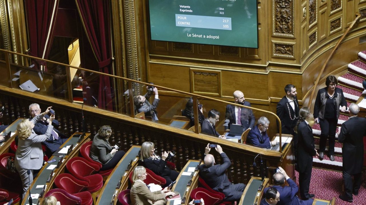 le sénat adopte une mesure surprenante pour lutter contre les émeutes, renforçant la sécurité et l'ordre public.
