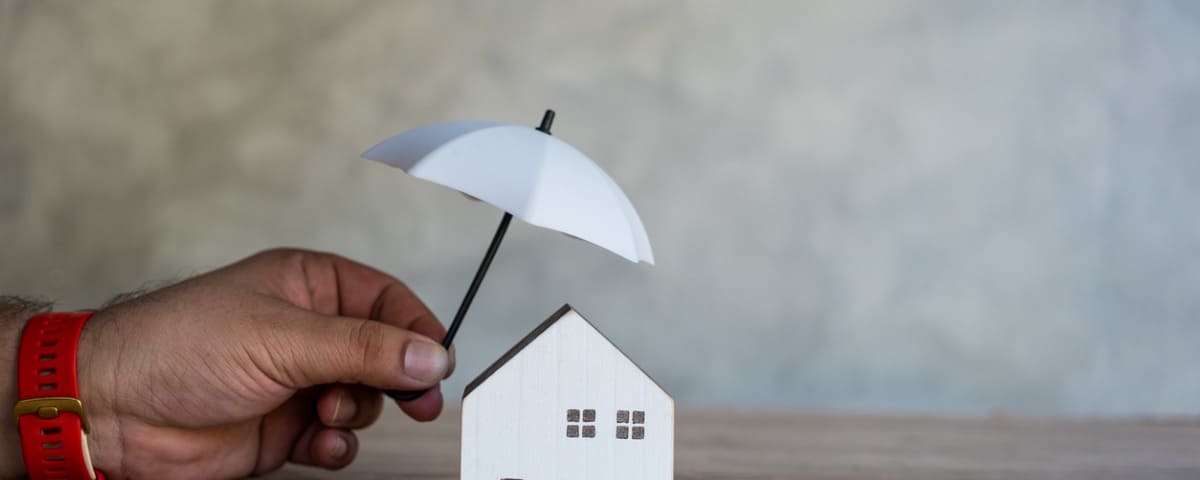 découvrez pourquoi les primes d'assurance habitation augmentent en 2024 et comment protéger votre budget face à cette hausse.