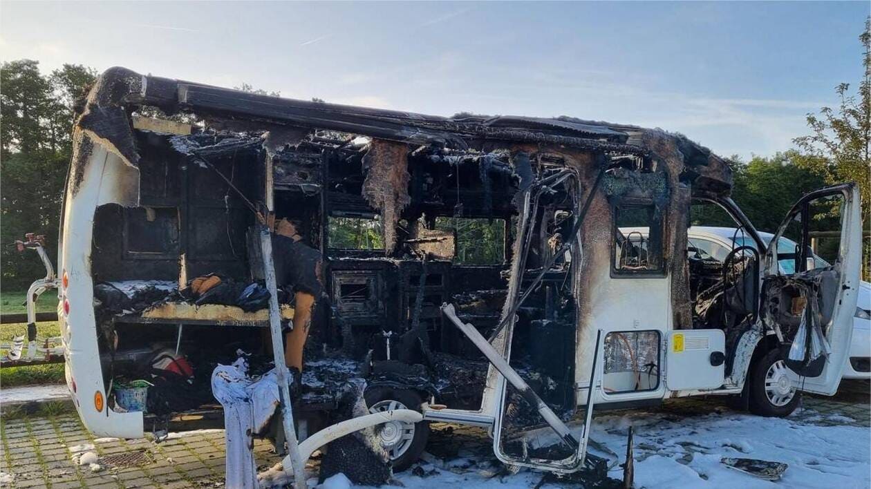 un camping-car détruit par un incendie, avec une intervention rapide et efficace des pompiers pour maîtriser le sinistre.