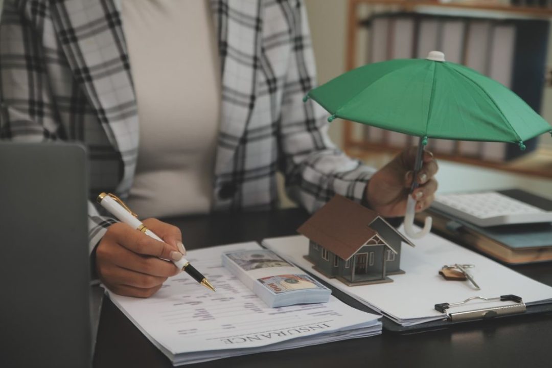 découvrez nos conseils pratiques pour réduire votre prime d'assurance habitation et économiser tout en protégeant efficacement votre logement.