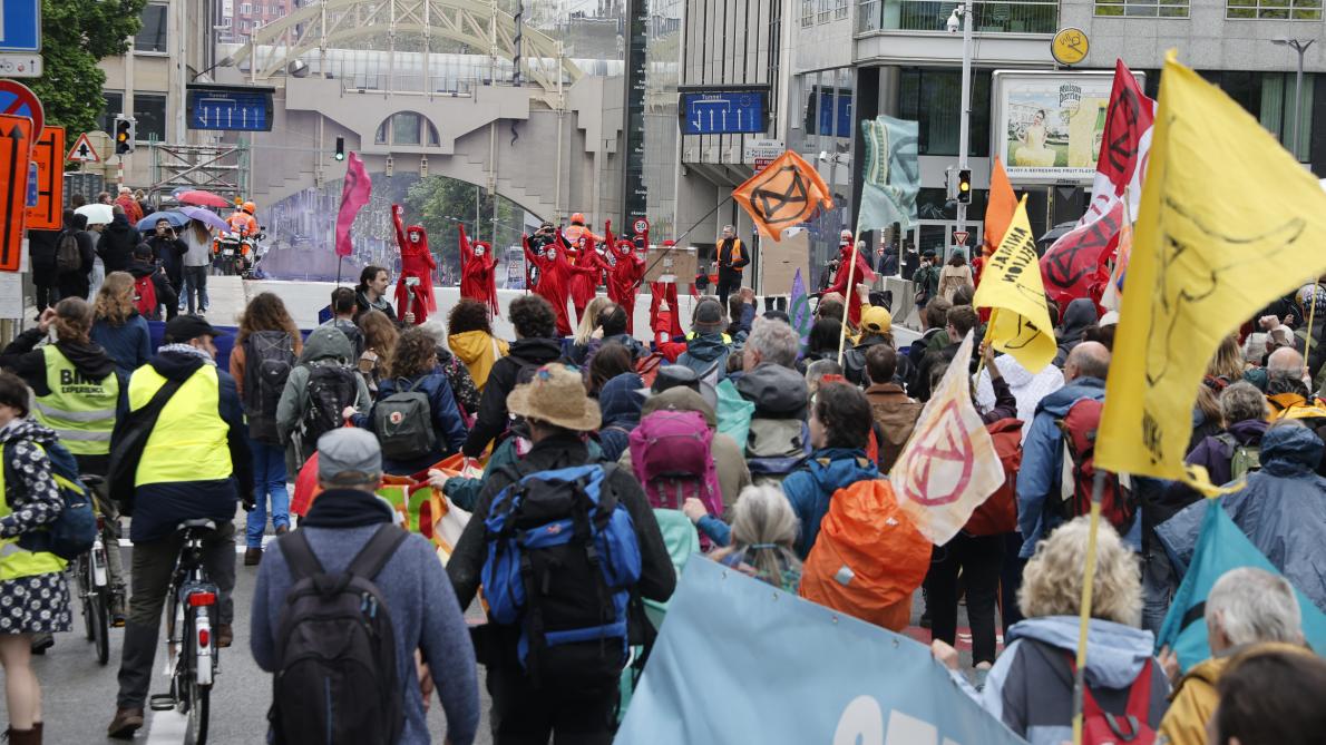 découvrez comment les dérèglements climatiques impactent les phénomènes météorologiques et menacent la stabilité des systèmes démocratiques actuels.