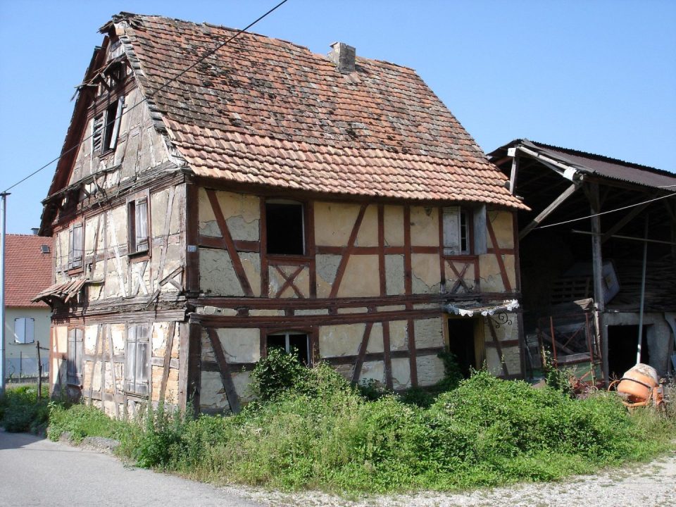 découvrez les raisons pour lesquelles certaines maisons sont difficiles à vendre en france et comment réussir leur vente malgré les obstacles.