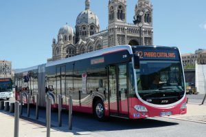 découvrez le salaire net mensuel de nadia, conductrice de bus à marseille, et explorez les détails de sa rémunération dans le secteur des transports publics.