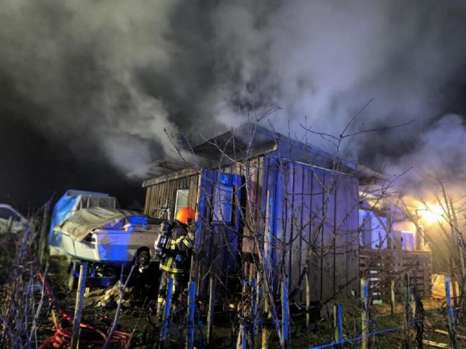 un propriétaire de mobil-home sanctionné suite à la découverte d'une fausse facture après un incendie. découvrez les détails de cette affaire judiciaire.